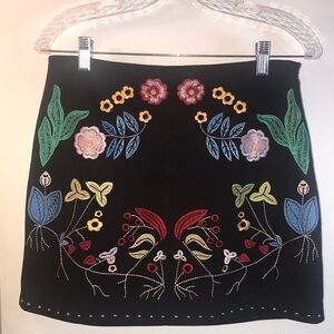 Gianni Bini Black Floral Vegan Faux Suede Embroidered Skirt Size Small